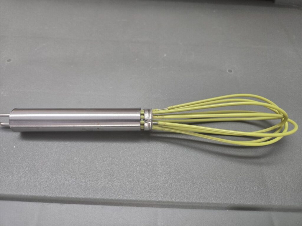 100均の黄色い泡立て器でカーシャンプーを泡立てる準備