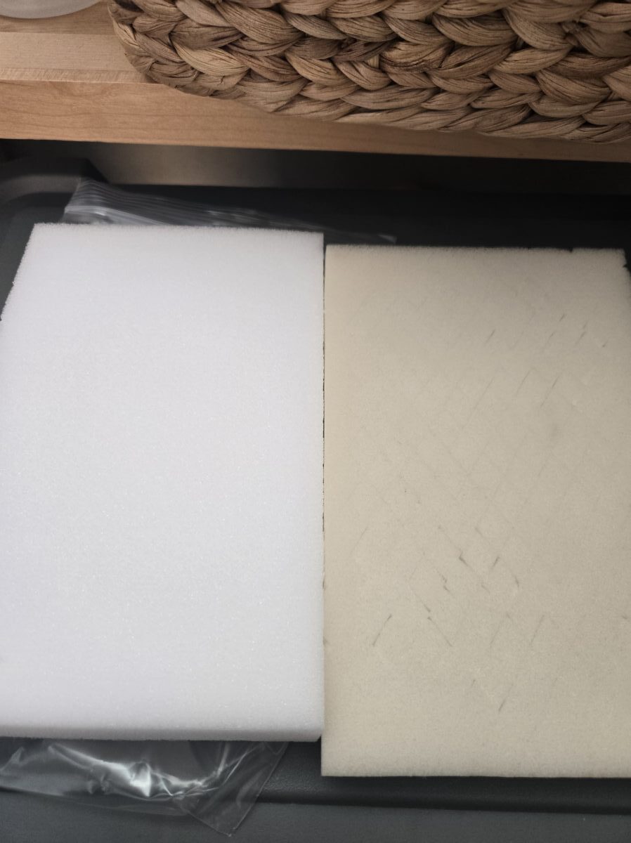 洗車スポンジの新品と3か月使用後を比較した写真