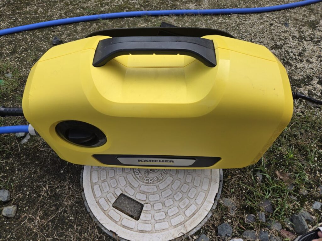 洗車時にホースを接続して使用するケルヒャーの高圧洗浄機