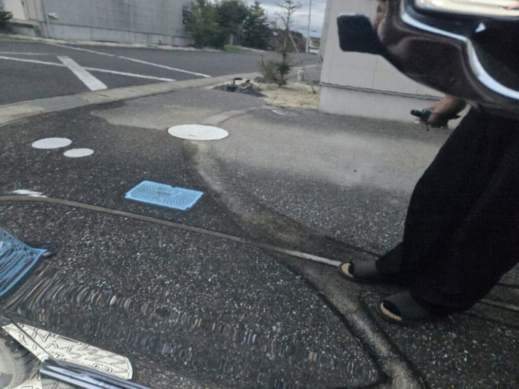 洗車によって汚れが落ち周囲が映り込むほど光沢が戻ったホンダN-BOXの黒いリアバンパー