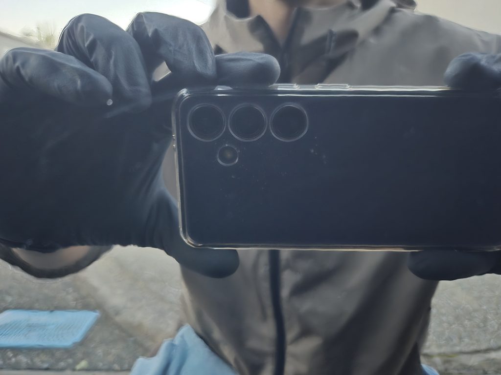 スーパーレジンポリッシュ施工後に周囲が映り込むN-BOXの黒いパネル